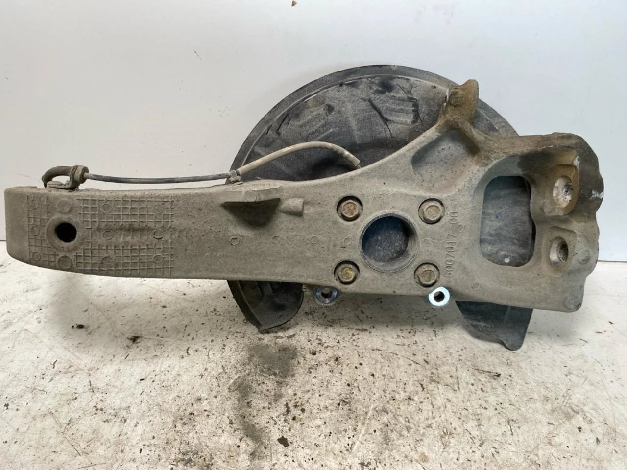 Tesla MODEL S 2013- Stub axle carrier, left front view 2