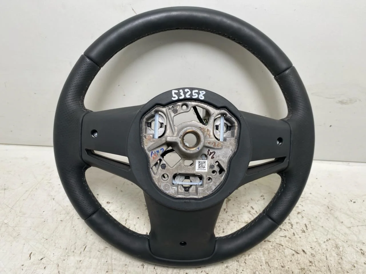 Hongqi E-HS9 2022- Steering wheel view 2