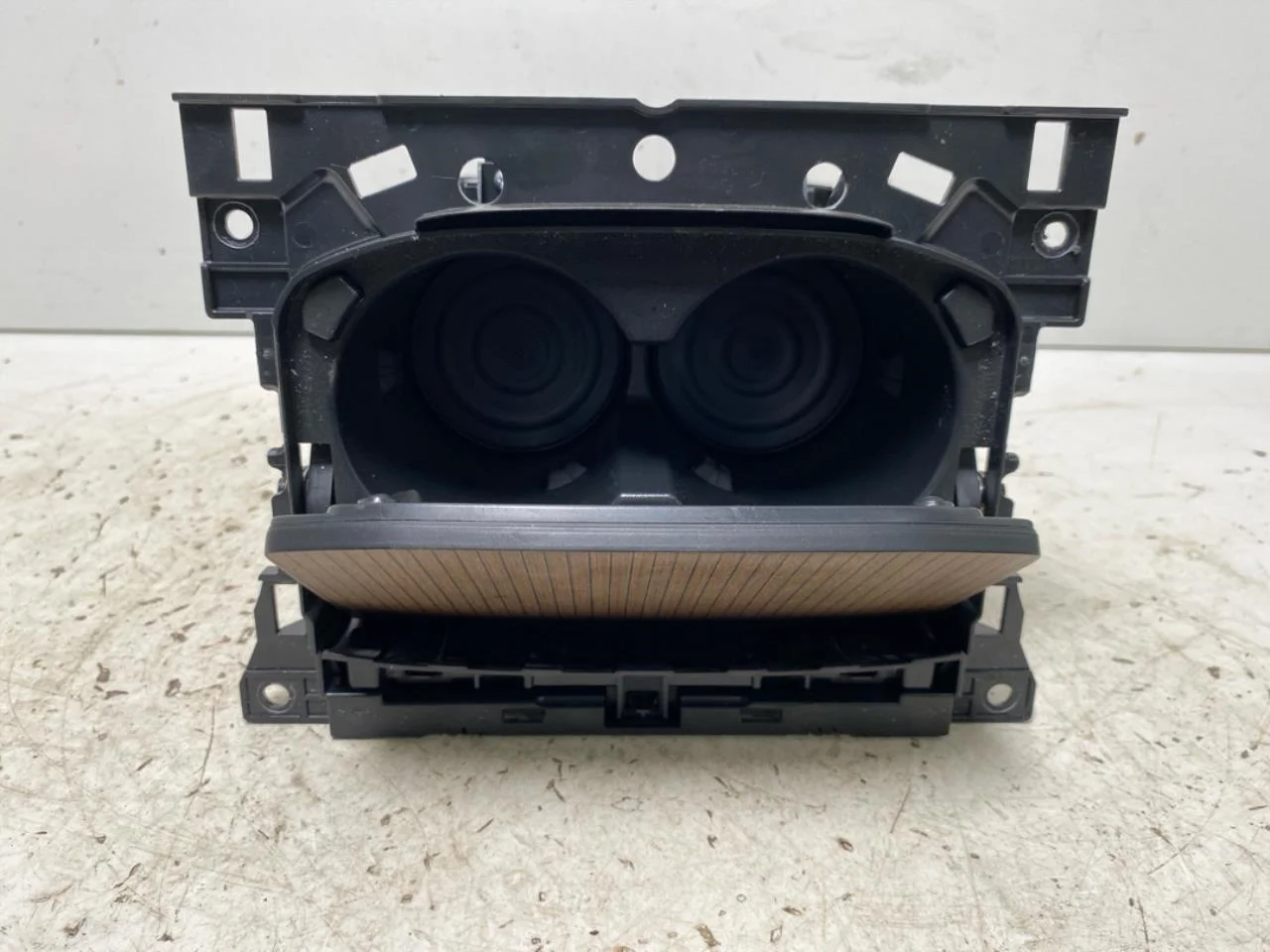 Hongqi E-HS9 2022- Cup holder view 2