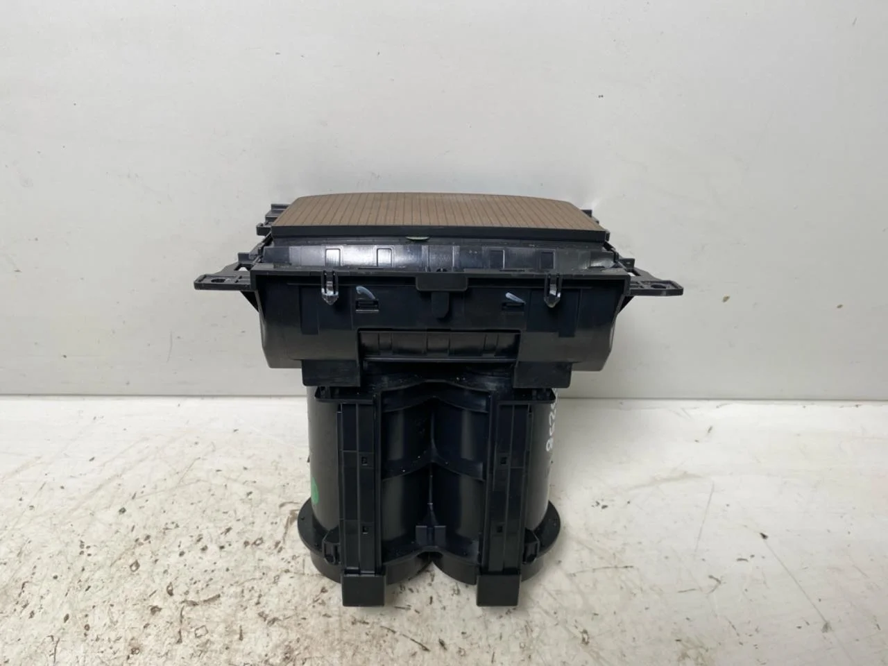 Hongqi E-HS9 2022- Cup holder view 4