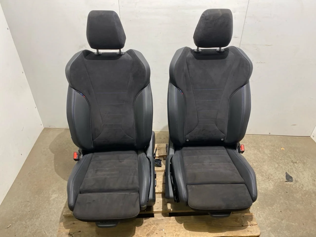Seats, front and rear, complete view 2