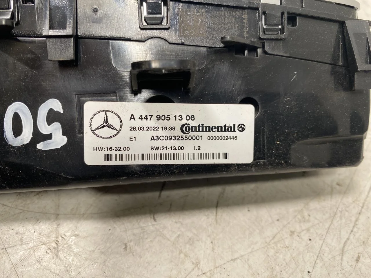 Mercedes V W447//W640/W448 2014- Heater control unit view 3