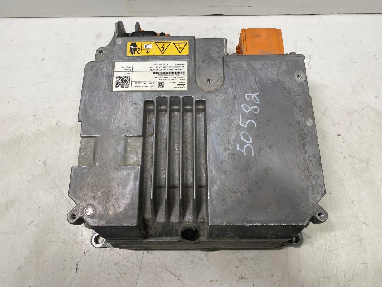Mercedes V W447//W640/W448 2014- Invertor, 12-220V vedere 2