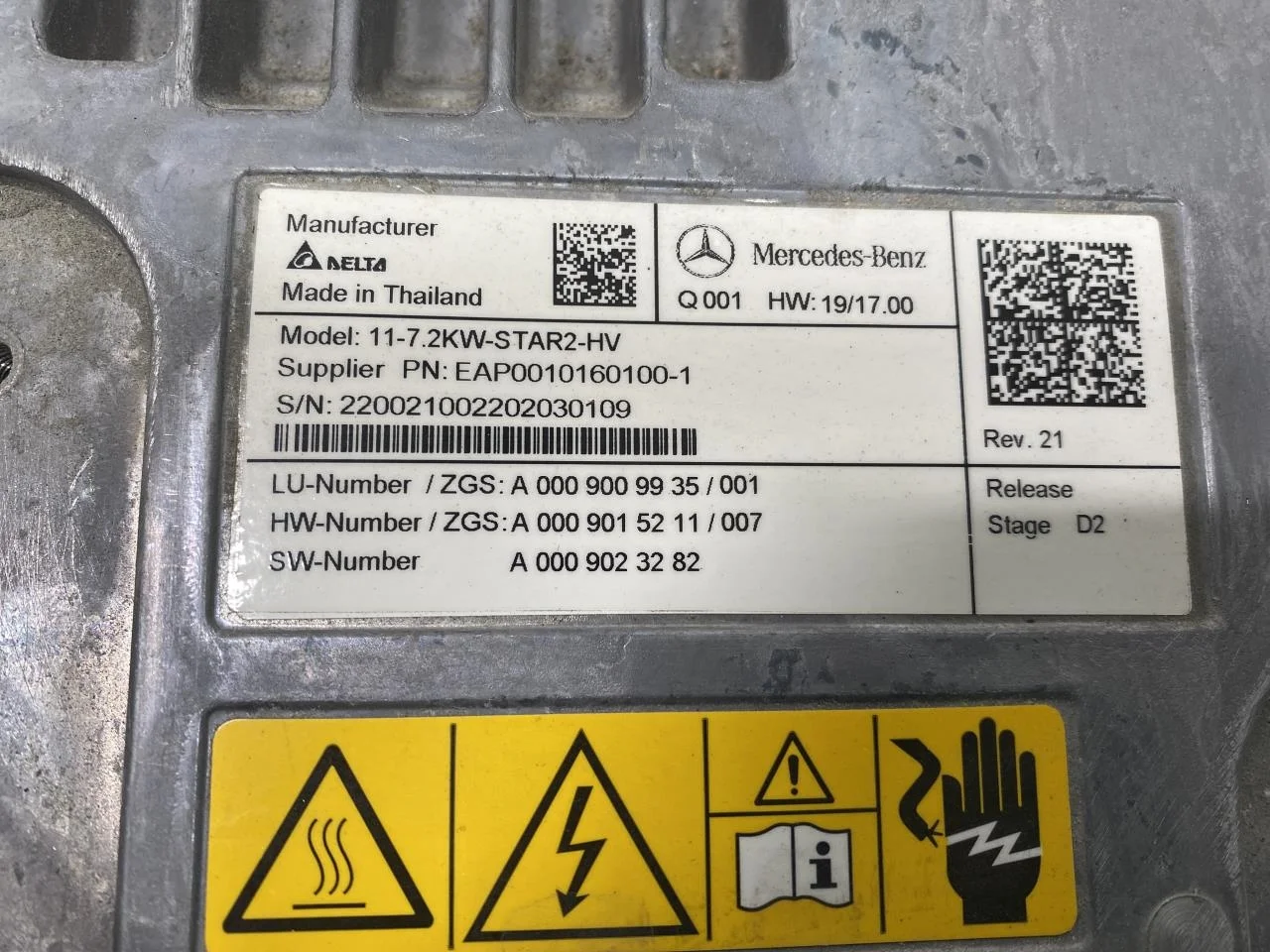 Mercedes V W447//W640/W448 2014- Invertor, 12-220V vedere 3