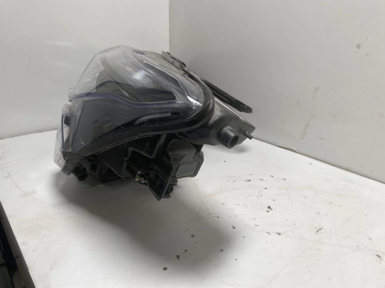 Ford MUSTANG MACH-E 2021- Left headlight view 3
