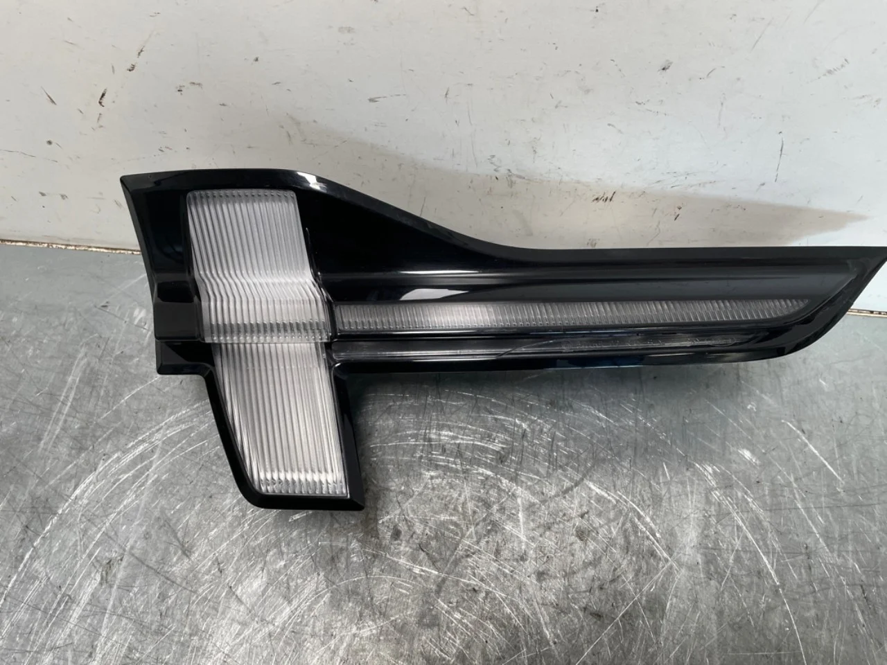 Ford MUSTANG MACH-E 2021- Lampă spate, stânga, pe hayon (interioară)