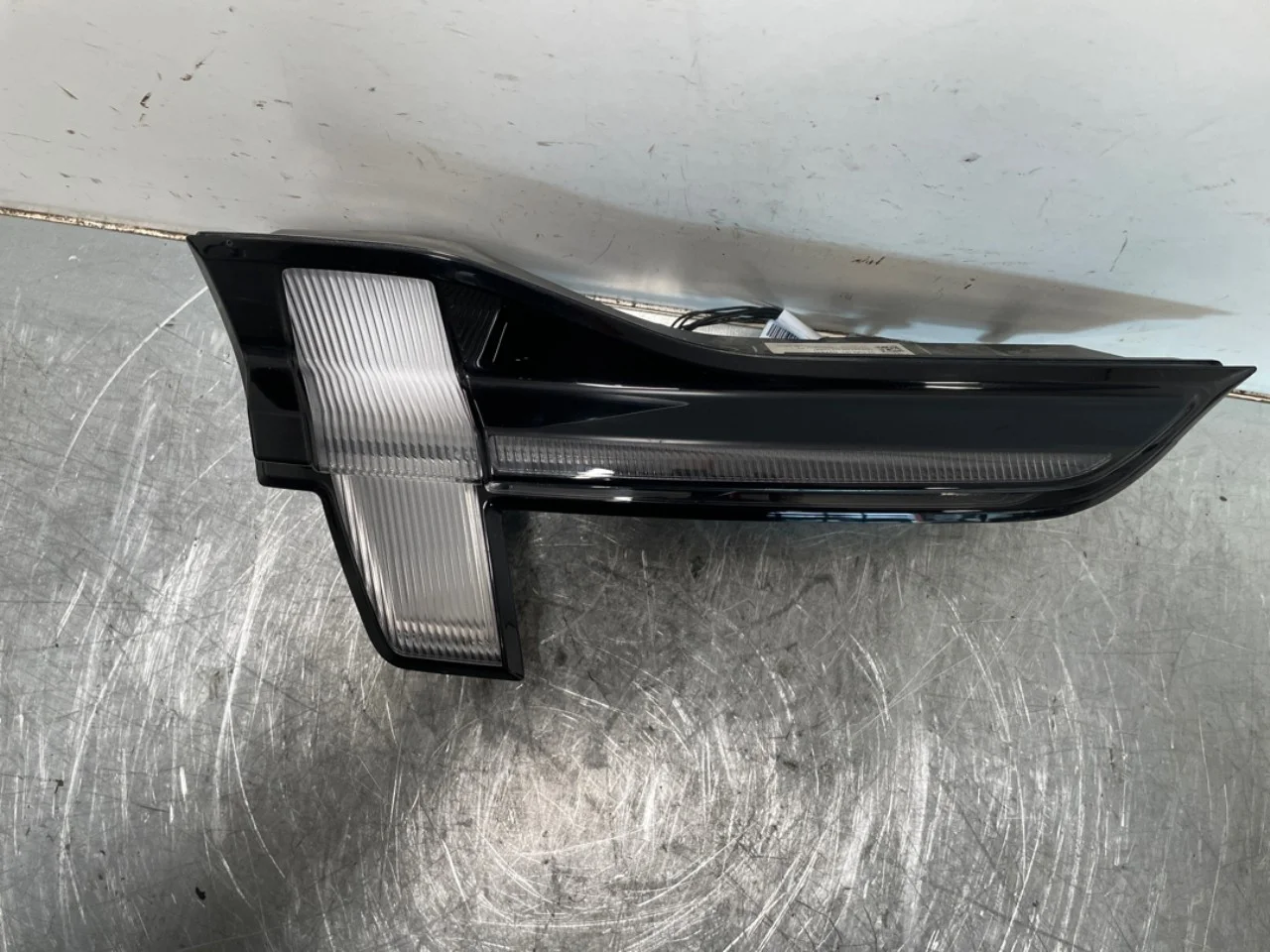 Ford MUSTANG MACH-E 2021- Lampă spate, stânga, pe hayon (interioară) vedere 2
