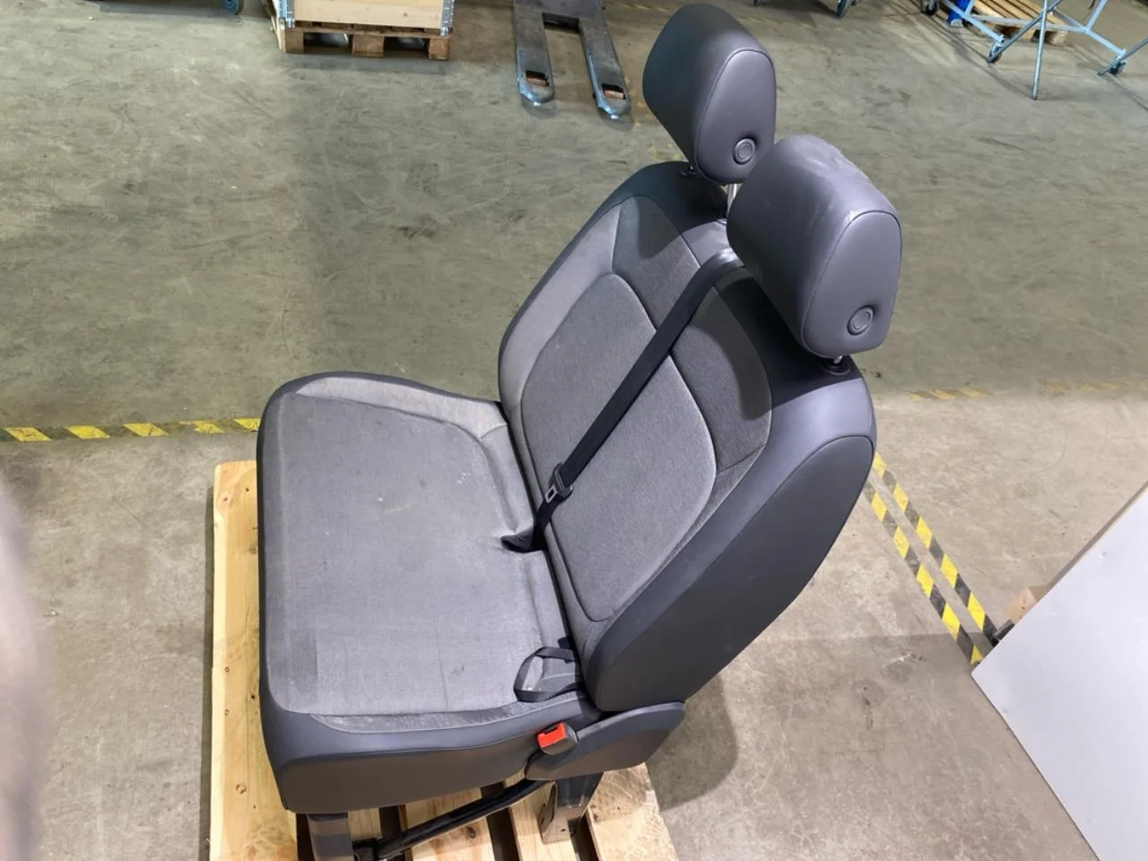 Volkswagen ID BUZZ/CARGO 2022- Front seat, right view 3
