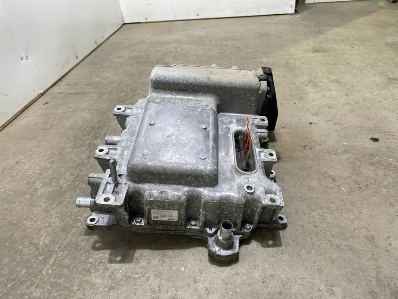 Nissan LEAF 2011-17 Battery charger view 2