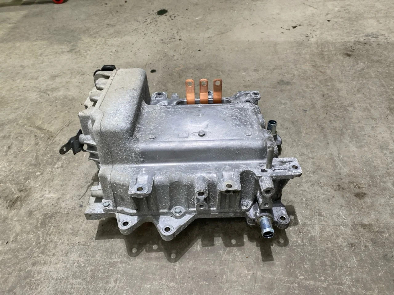 Nissan LEAF 2011-17 Battery charger view 3