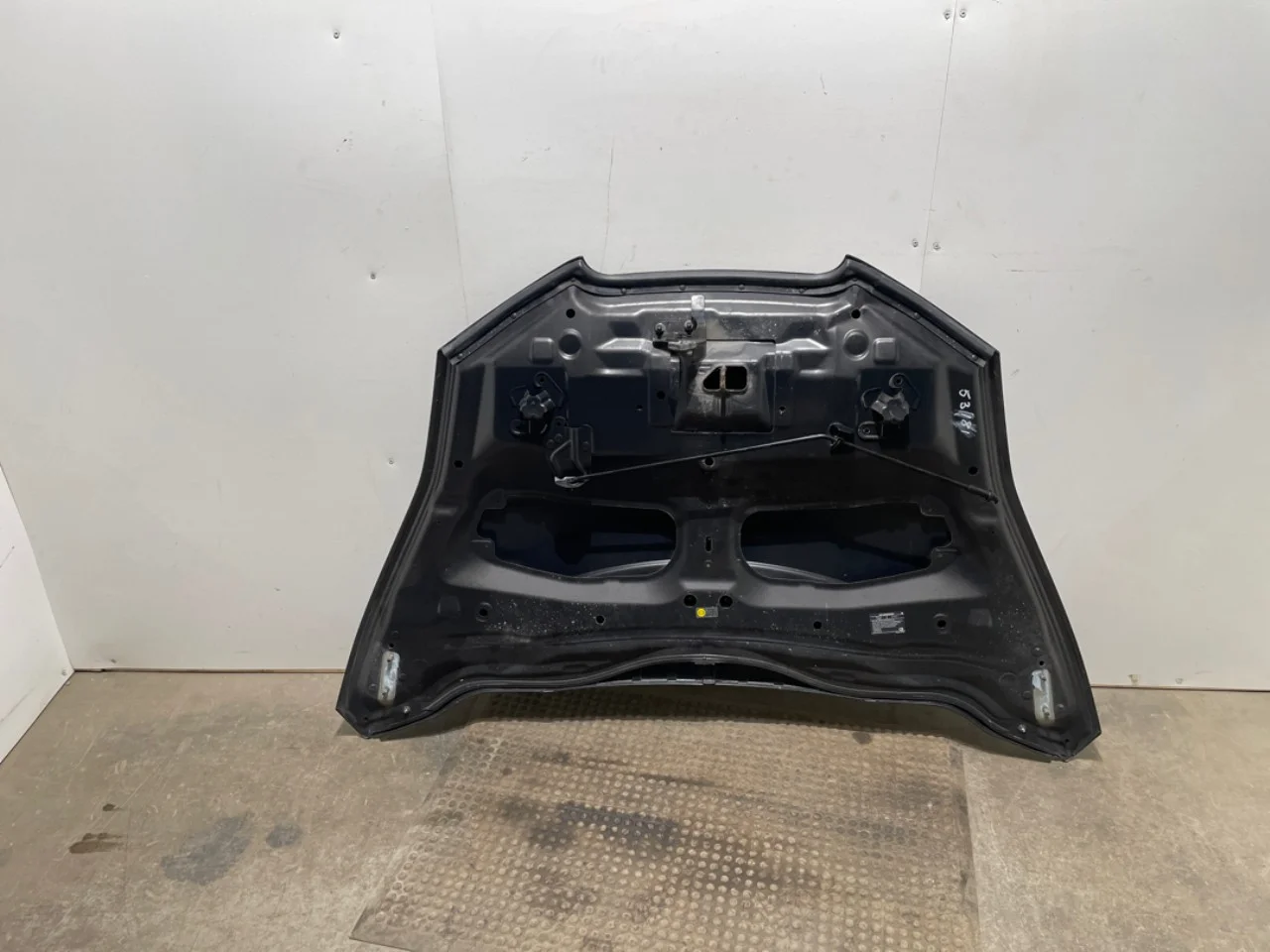 Nissan LEAF 2011-17 Bonnet view 4
