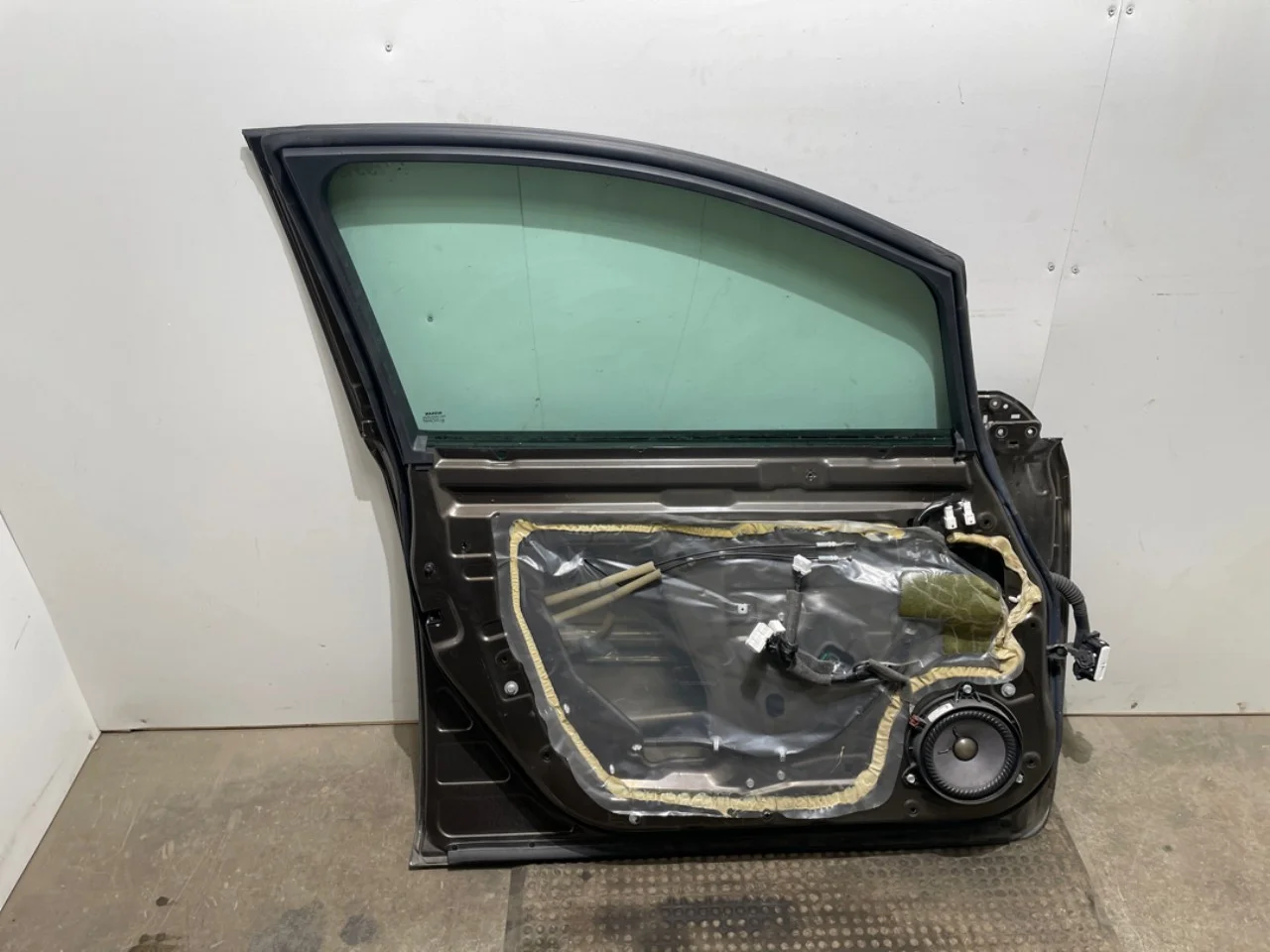 Nissan LEAF 2011-17 Ajtó, 4 ajtós, első, bal nézet 4