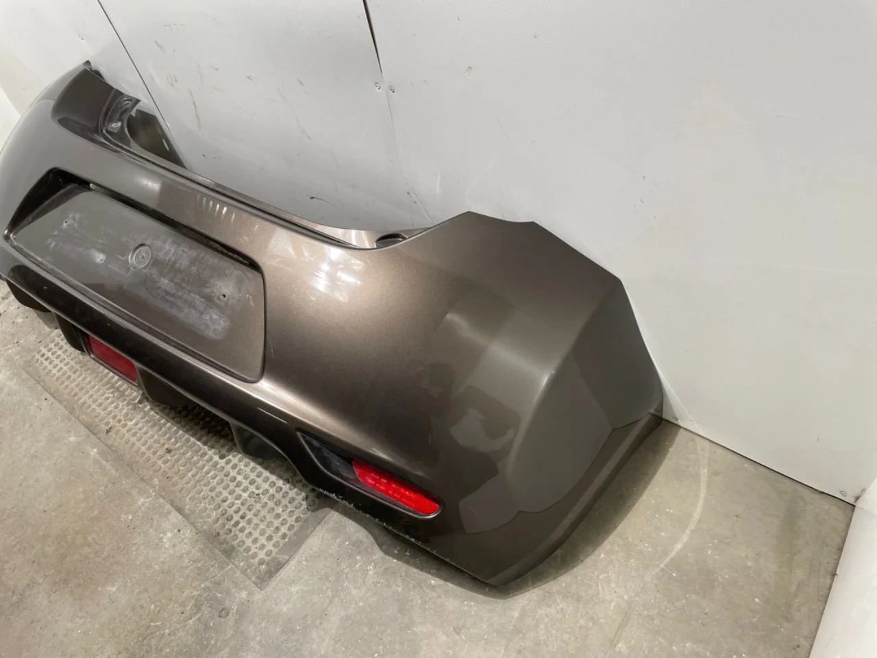 Nissan LEAF 2011-17 Rear bumper view 2