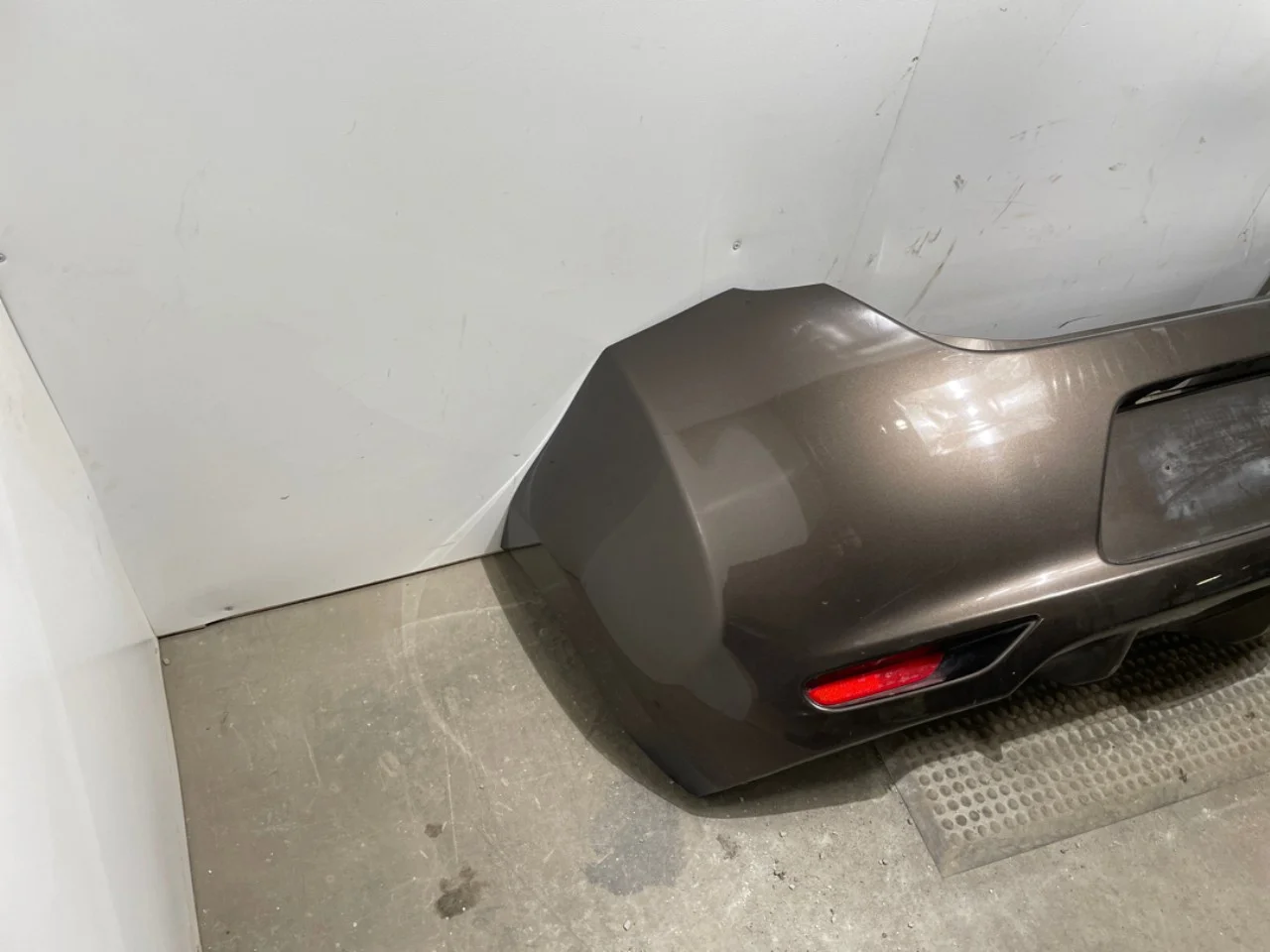 Nissan LEAF 2011-17 Rear bumper view 3