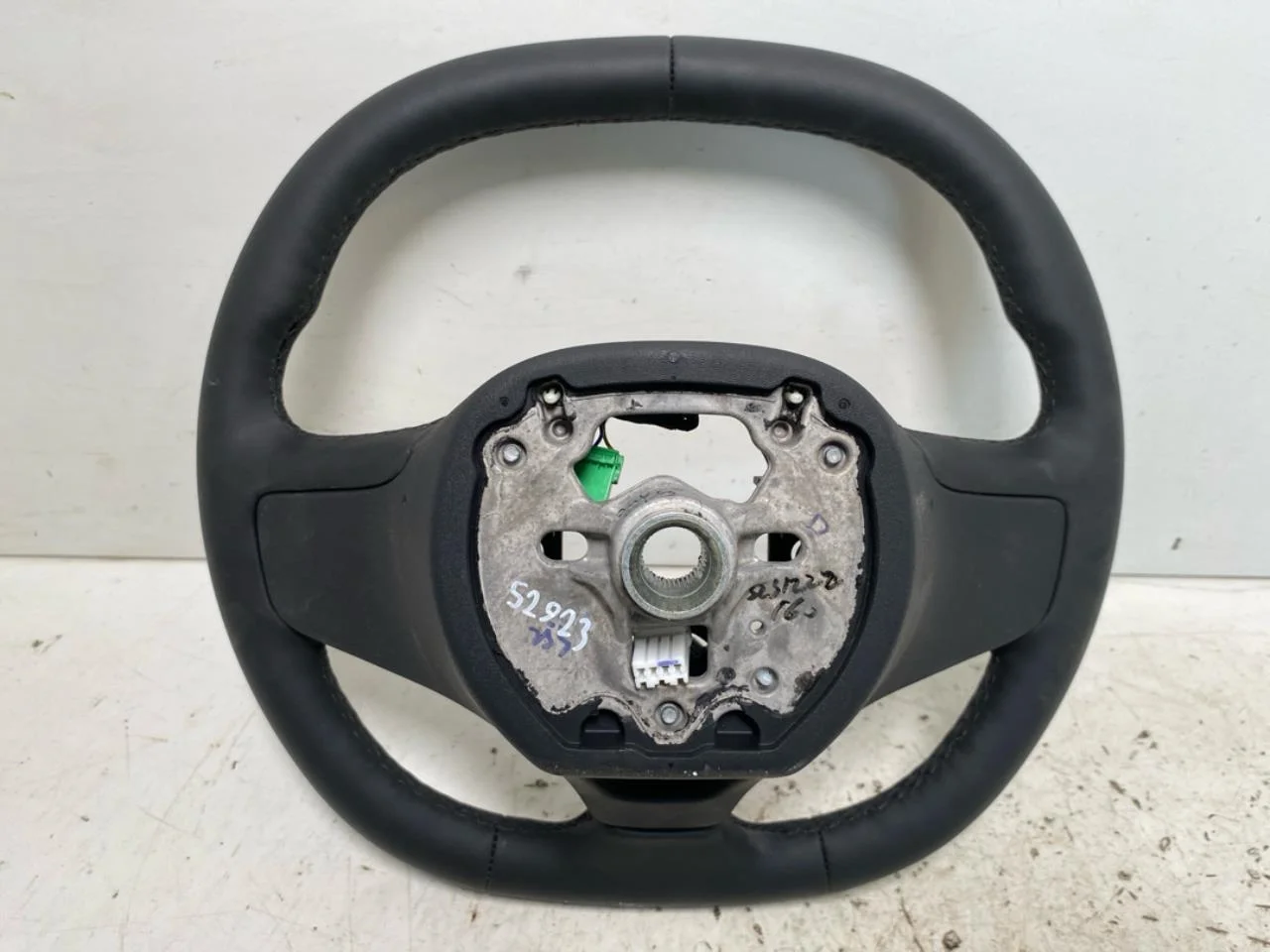 Volvo EX30 2024- Steering wheel view 3