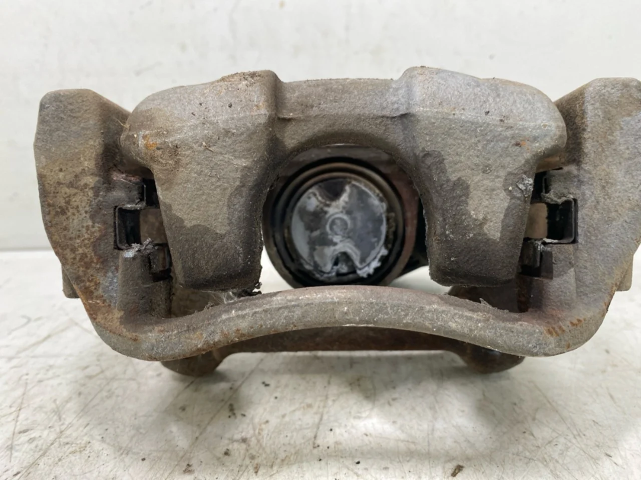 Hongqi E-HS9 2022- Rear left brake caliper view 2