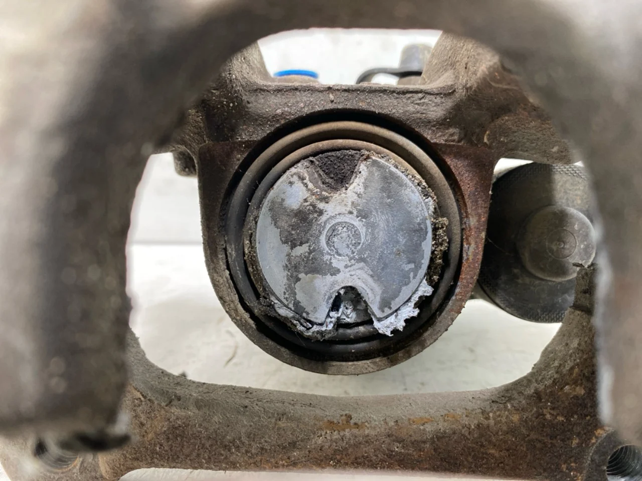 Hongqi E-HS9 2022- Rear left brake caliper view 3