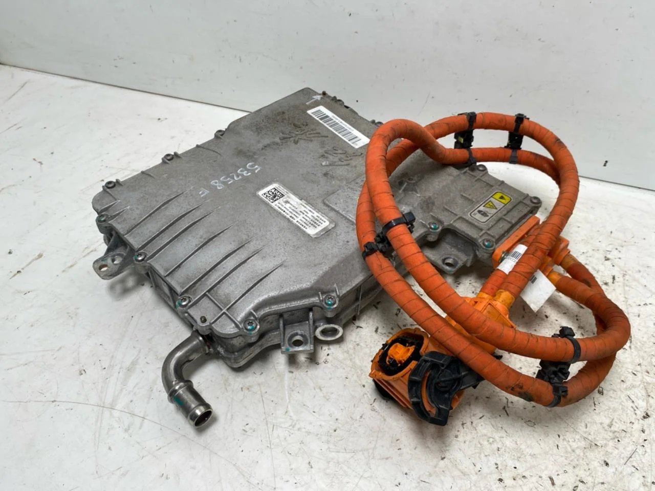 Hongqi E-HS9 2022- Inverter, 12-220V view 2