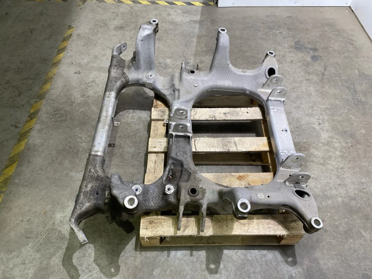 Hongqi E-HS9 2022- Front subframe view 2