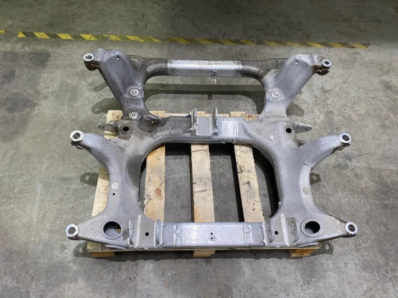Hongqi E-HS9 2022- Front subframe view 3