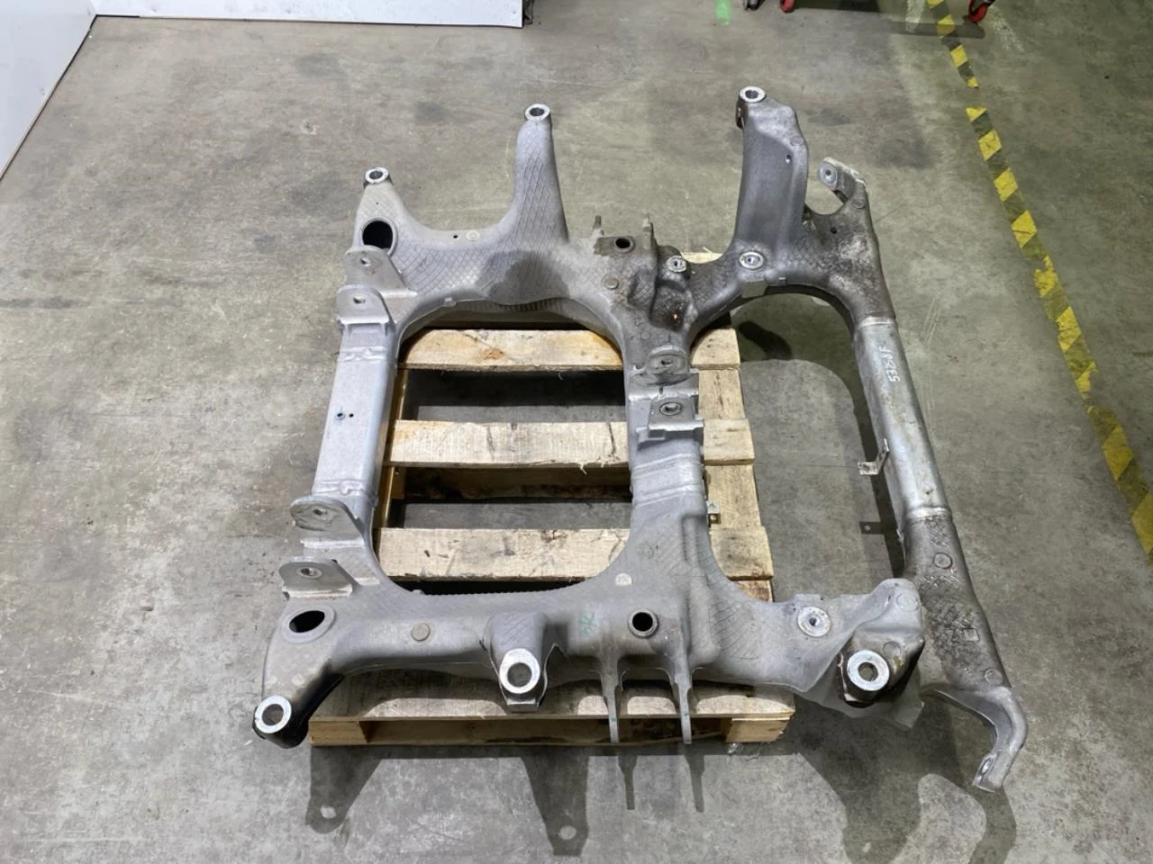 Hongqi E-HS9 2022- Front subframe view 4