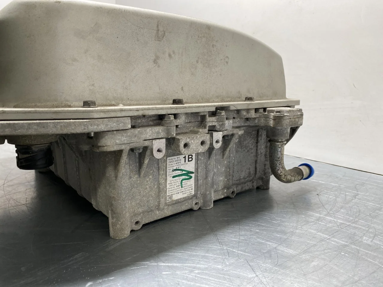 Nissan LEAF 2011-17 Battery charger view 3