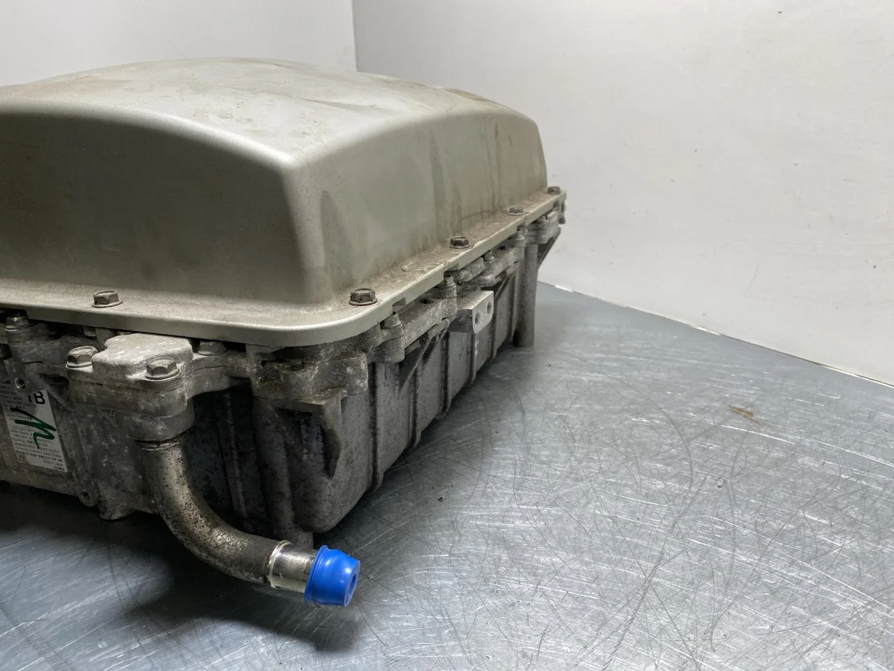 Nissan LEAF 2011-17 Battery charger view 4
