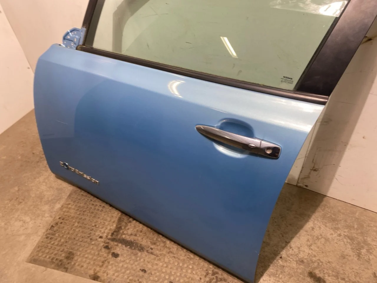 Nissan LEAF 2011-17 Ajtó, 4 ajtós, első, bal nézet 3