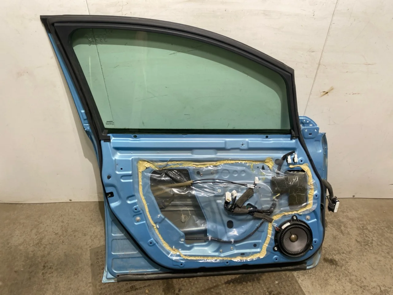Nissan LEAF 2011-17 Ajtó, 4 ajtós, első, bal nézet 4