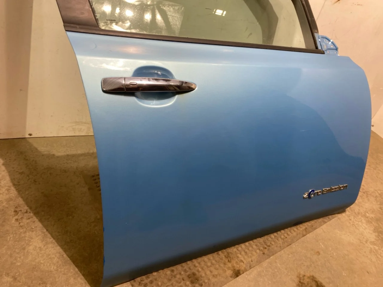 Nissan LEAF 2011-17 Ajtó, 4 ajtós, első, jobb nézet 2