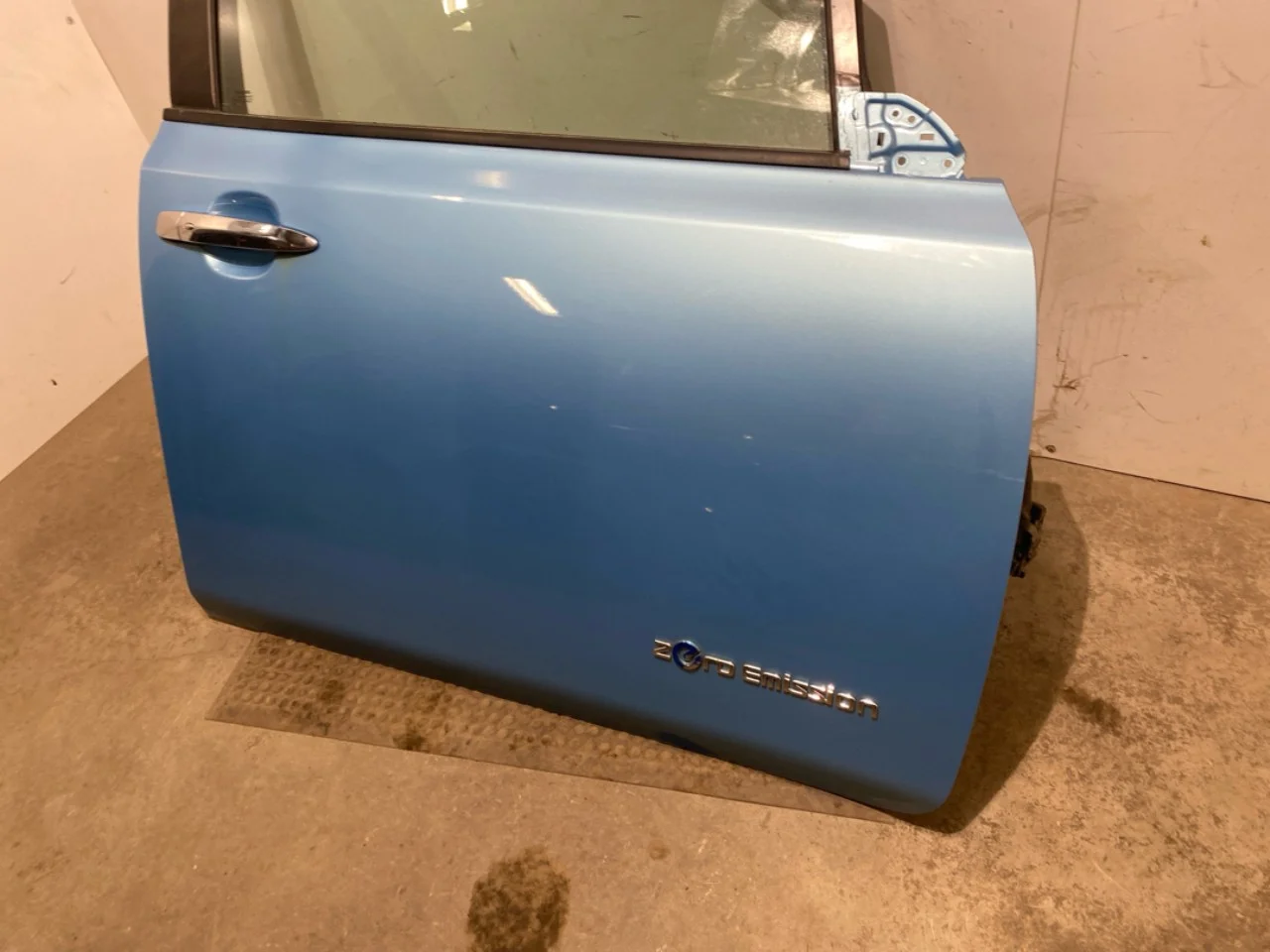 Nissan LEAF 2011-17 Ajtó, 4 ajtós, első, jobb nézet 3