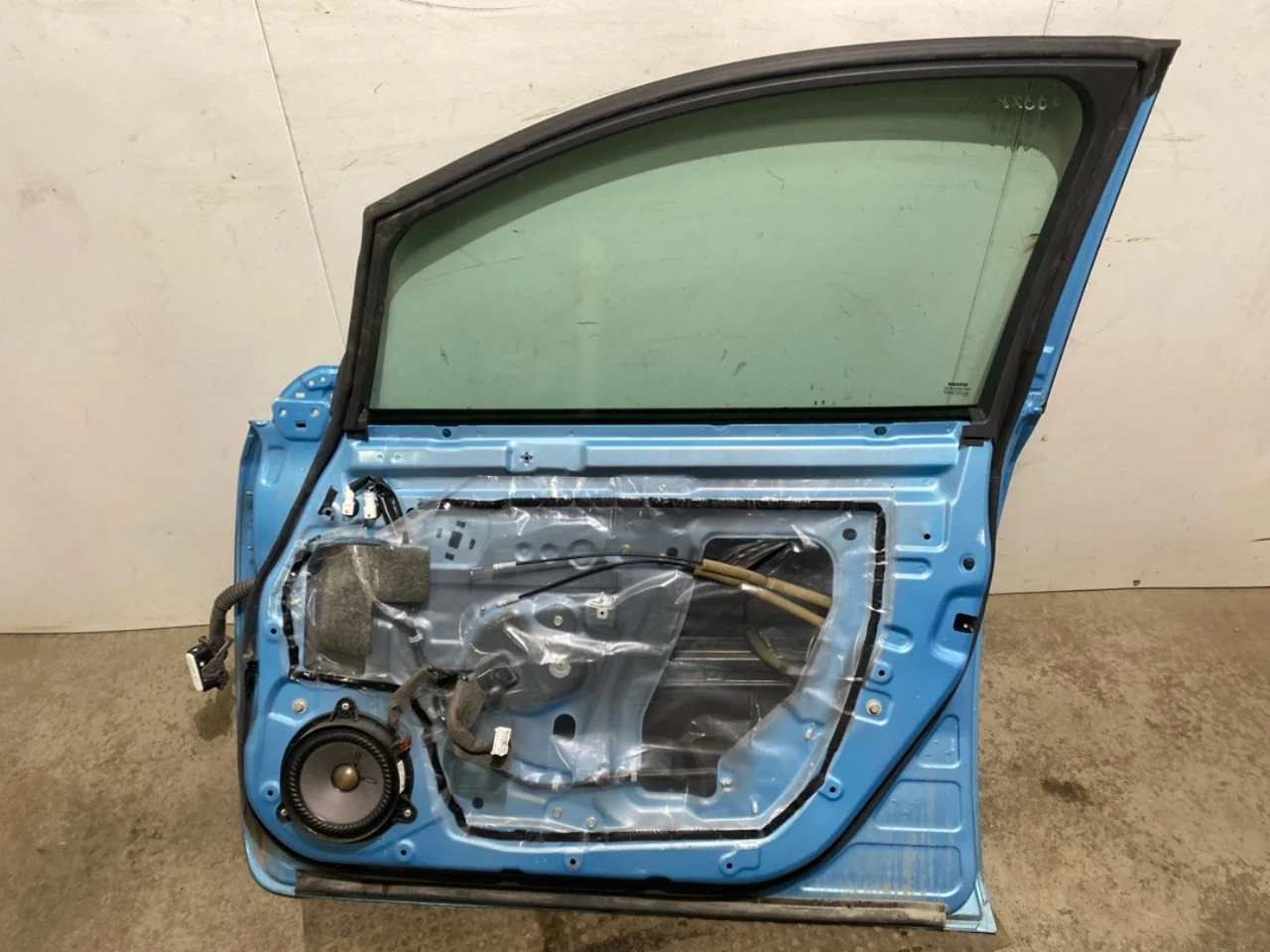 Nissan LEAF 2011-17 Ajtó, 4 ajtós, első, jobb nézet 4