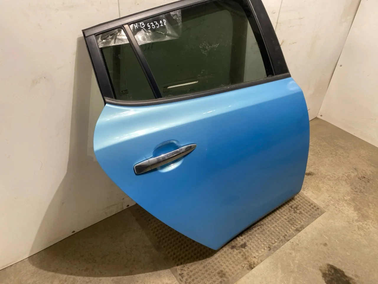 Nissan LEAF 2011-17 Door, 4-door, rear right view 2