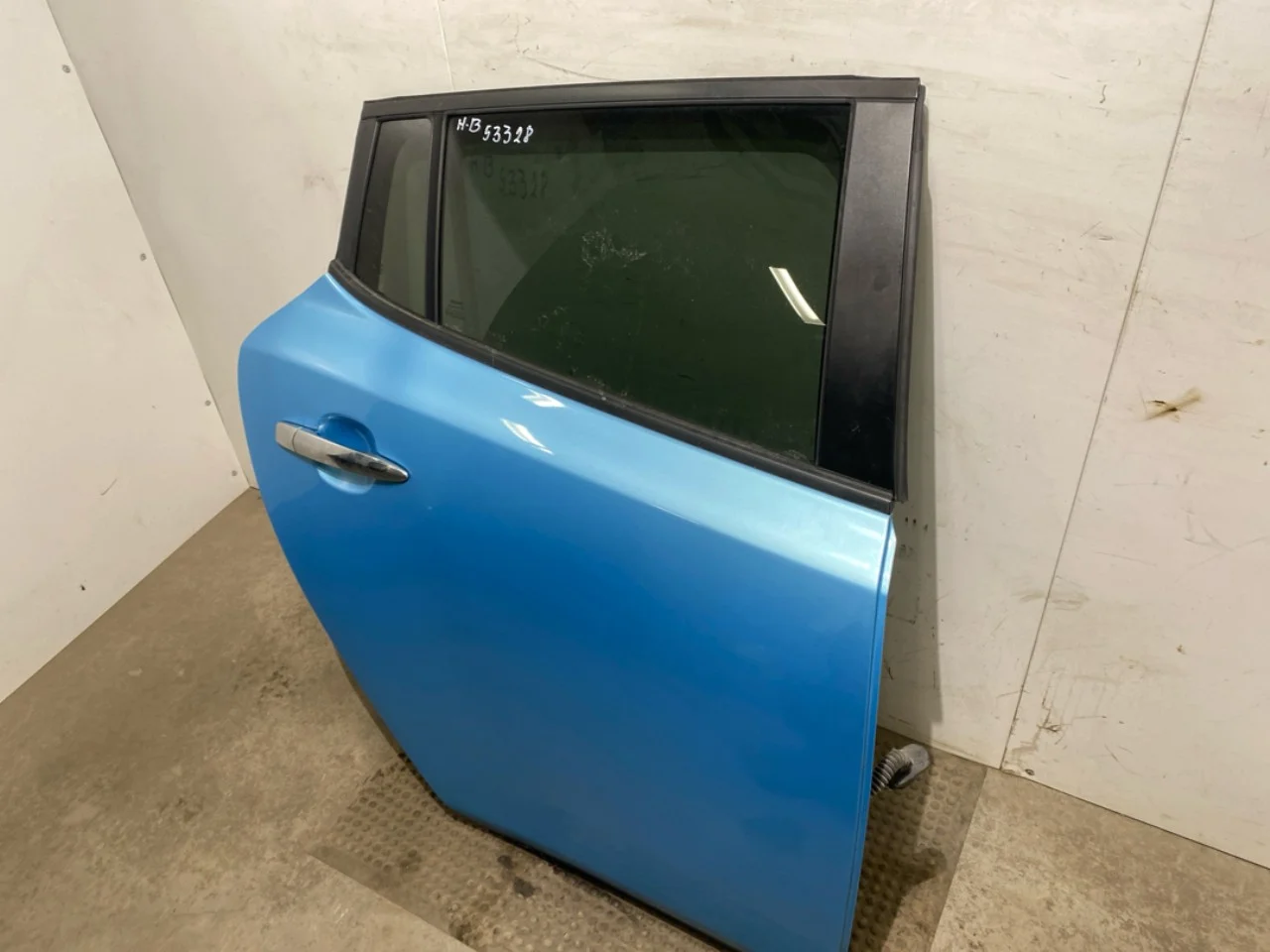 Nissan LEAF 2011-17 Door, 4-door, rear right view 3
