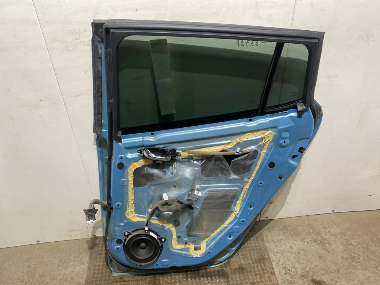 Nissan LEAF 2011-17 Door, 4-door, rear right view 4
