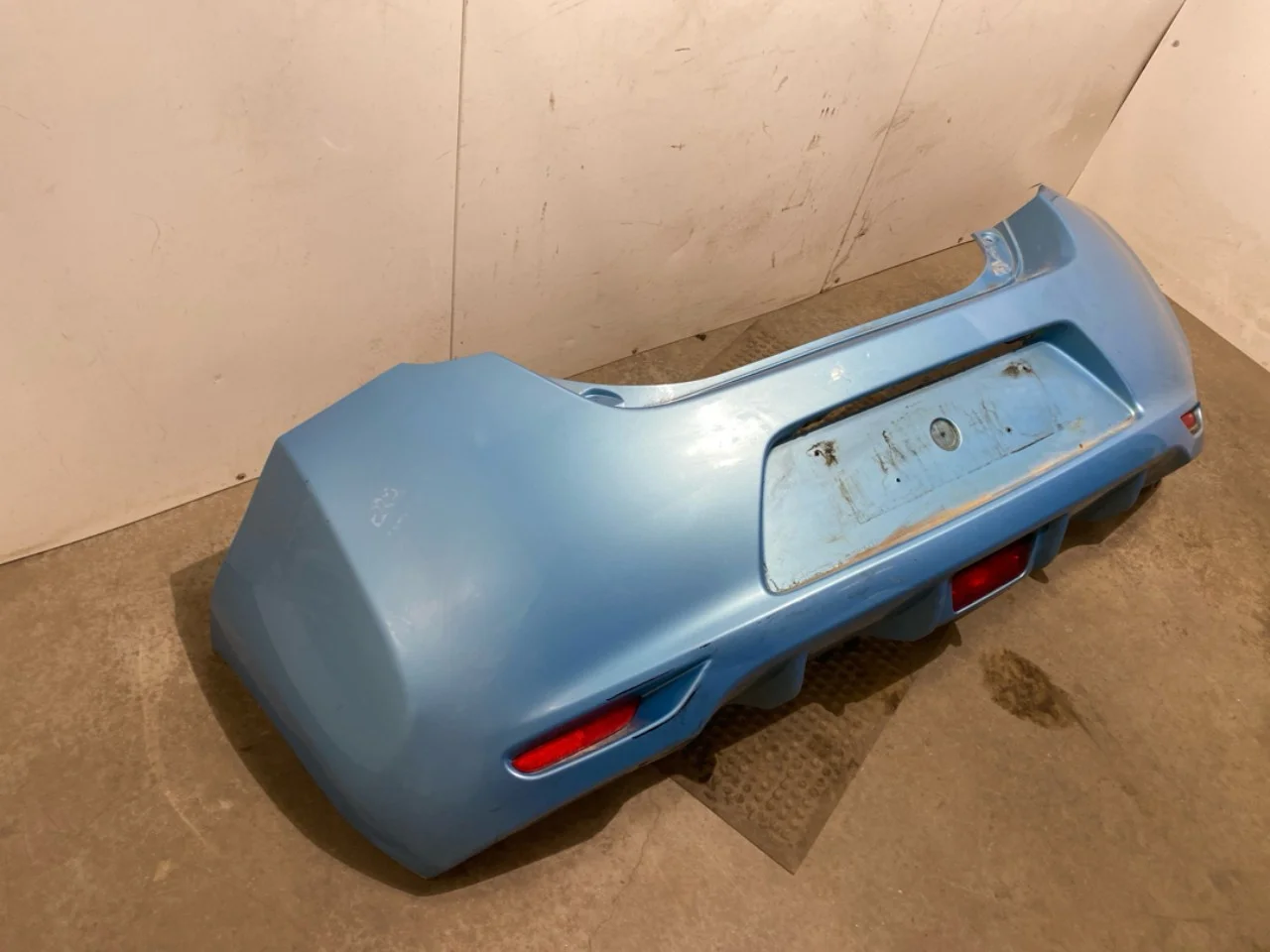 Nissan LEAF 2011-17 Rear bumper view 2