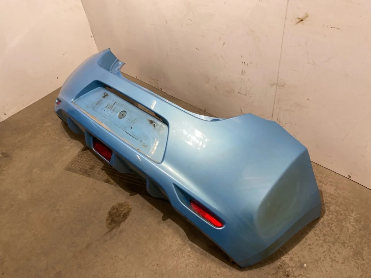 Nissan LEAF 2011-17 Rear bumper view 3