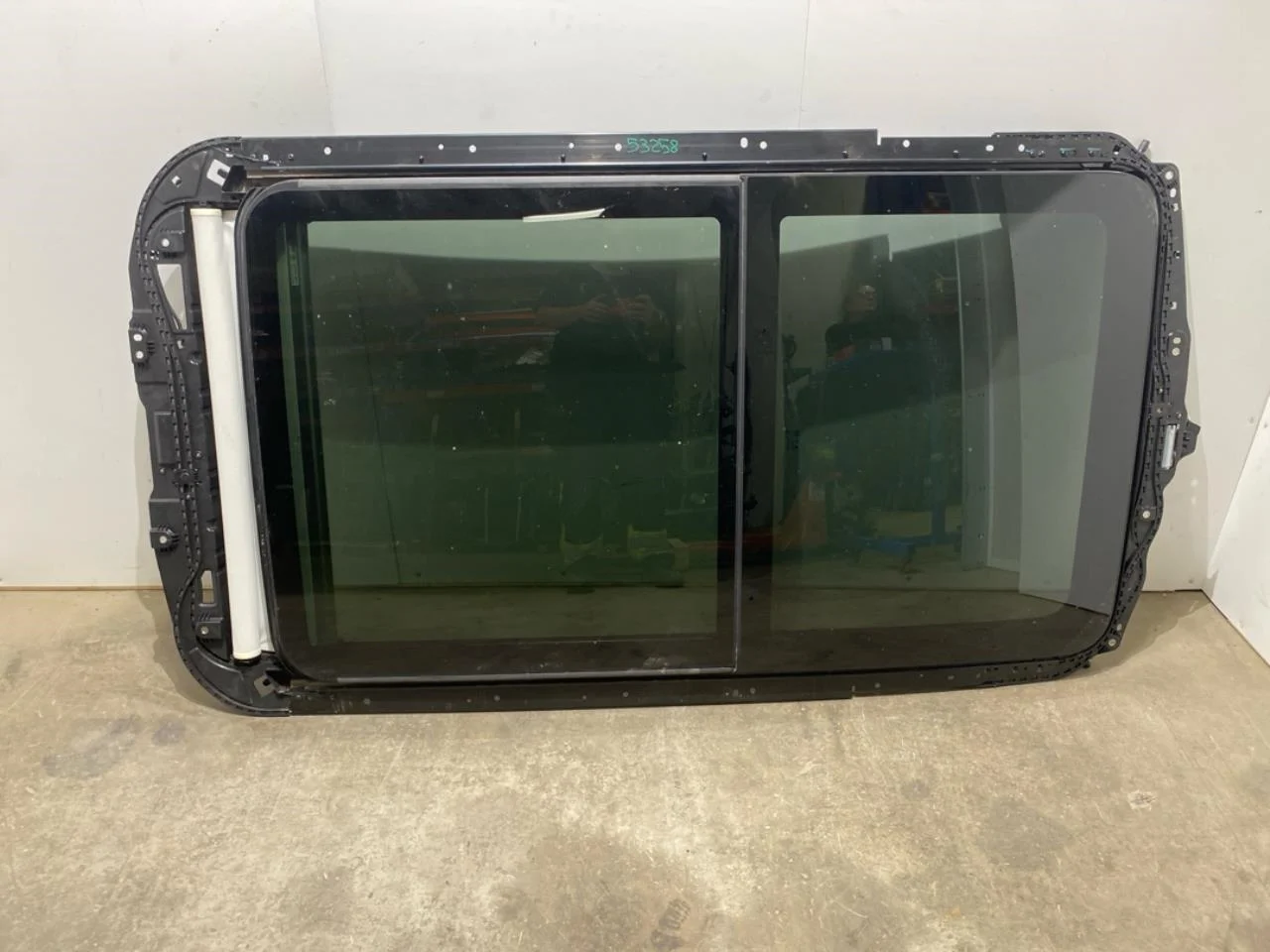 Hongqi E-HS9 2022- Sunroof