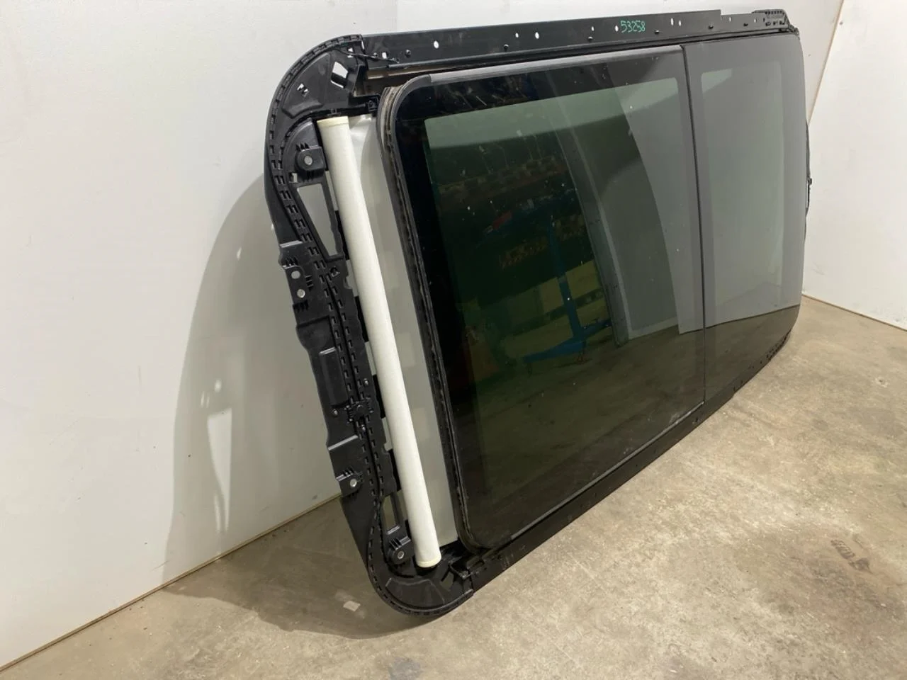 Hongqi E-HS9 2022- Sunroof view 2