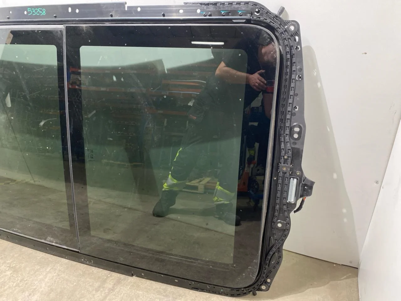 Hongqi E-HS9 2022- Sunroof view 3