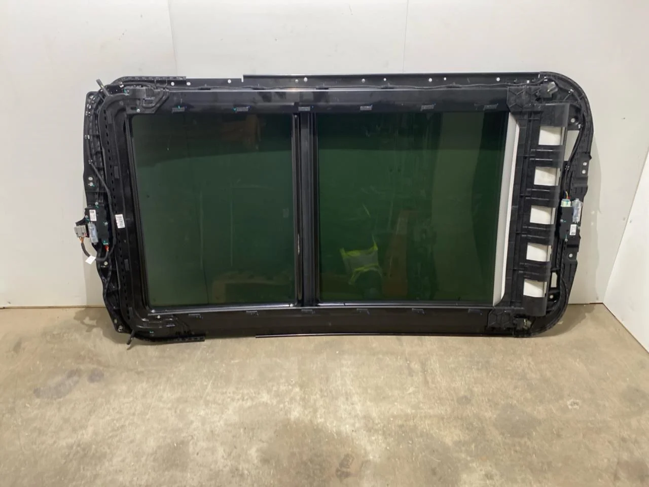 Hongqi E-HS9 2022- Sunroof view 4