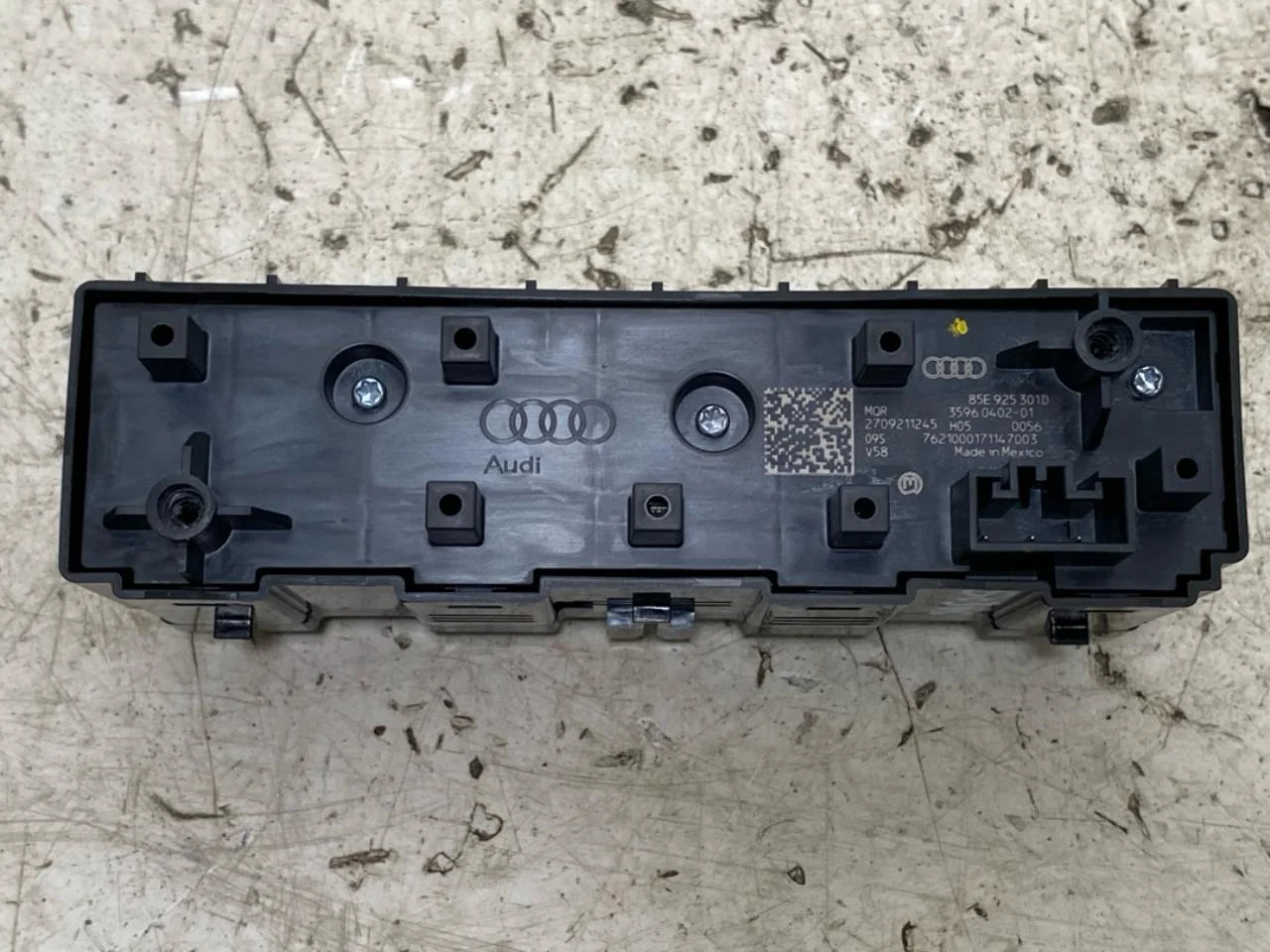 Audi Q4 E-TRON FZ 2021- Vészvillogó kapcsoló nézet 2