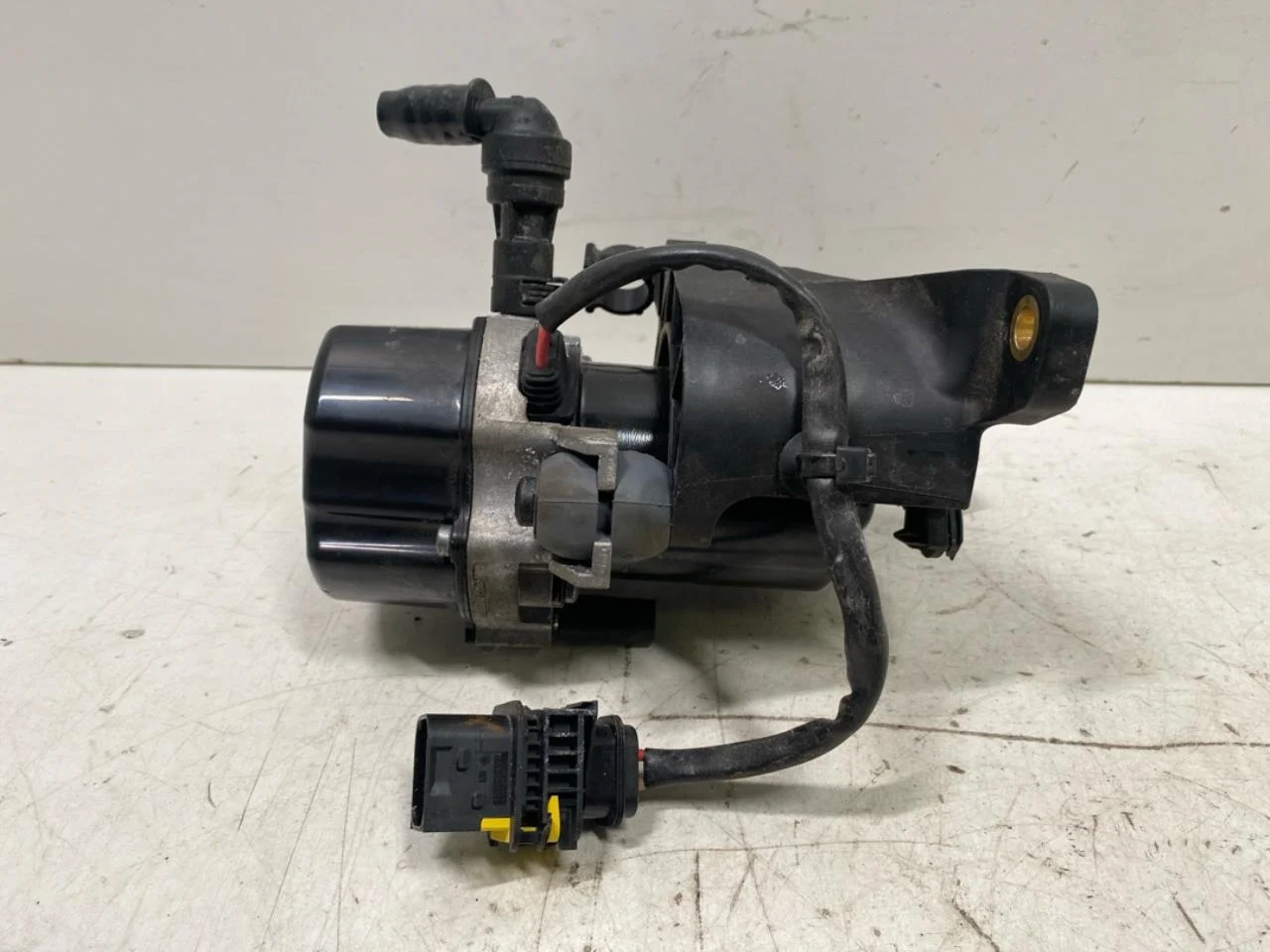 Mercedes EQB X243 2022- Vacuum pump view 2