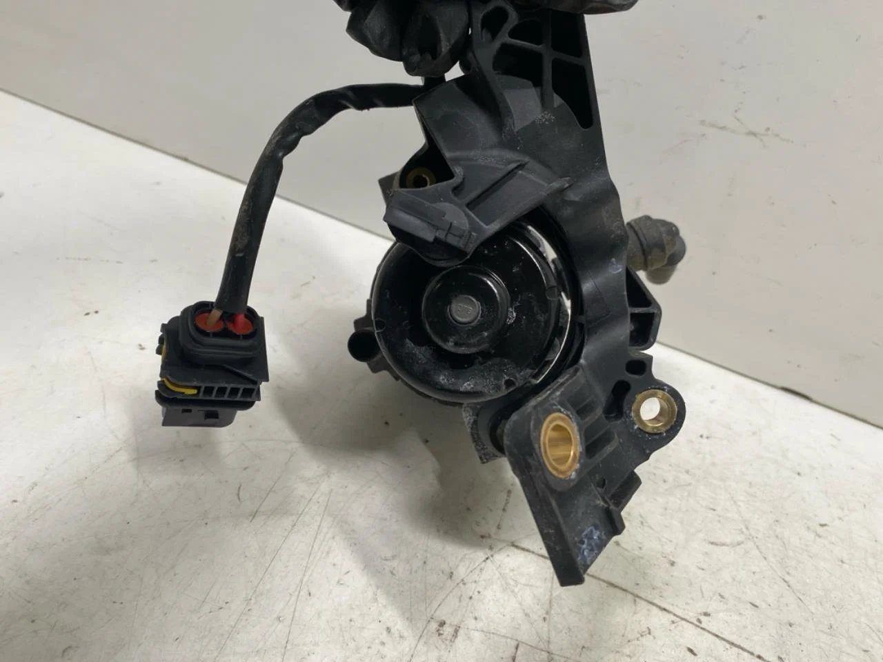 Mercedes EQB X243 2022- Vacuum pump view 3