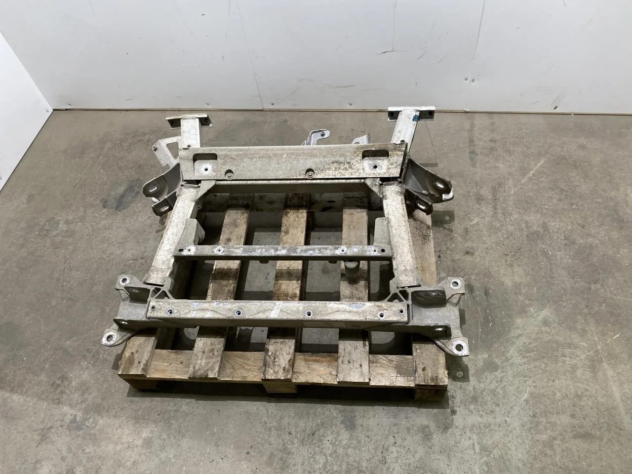 Tesla MODEL S 2013- Front subframe view 2