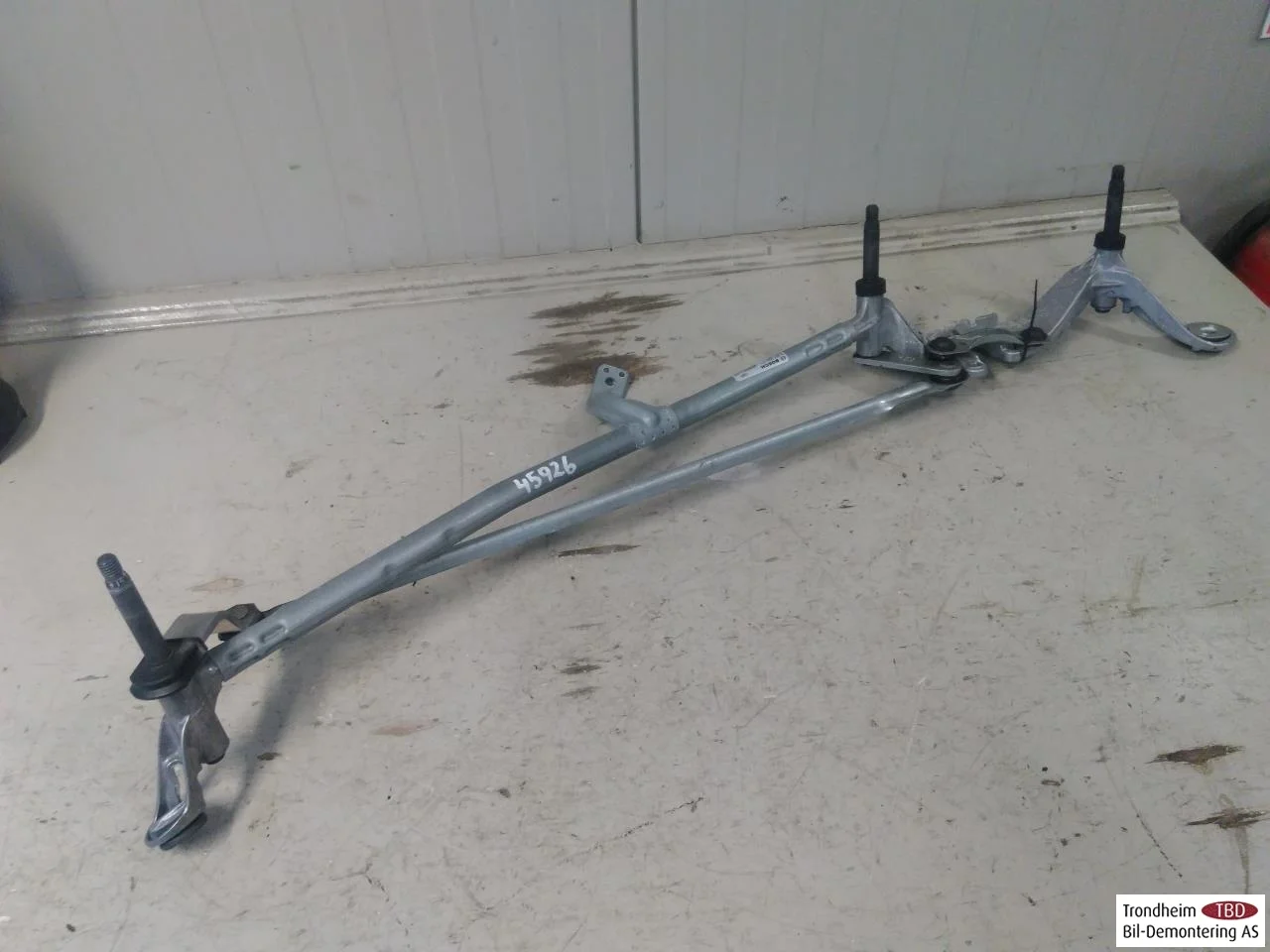 Mercedes EQC 2020- Windshield wiper linkage