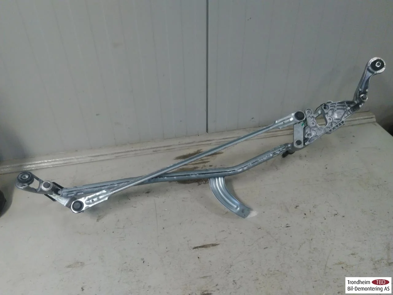 Mercedes EQC 2020- Windshield wiper linkage view 2