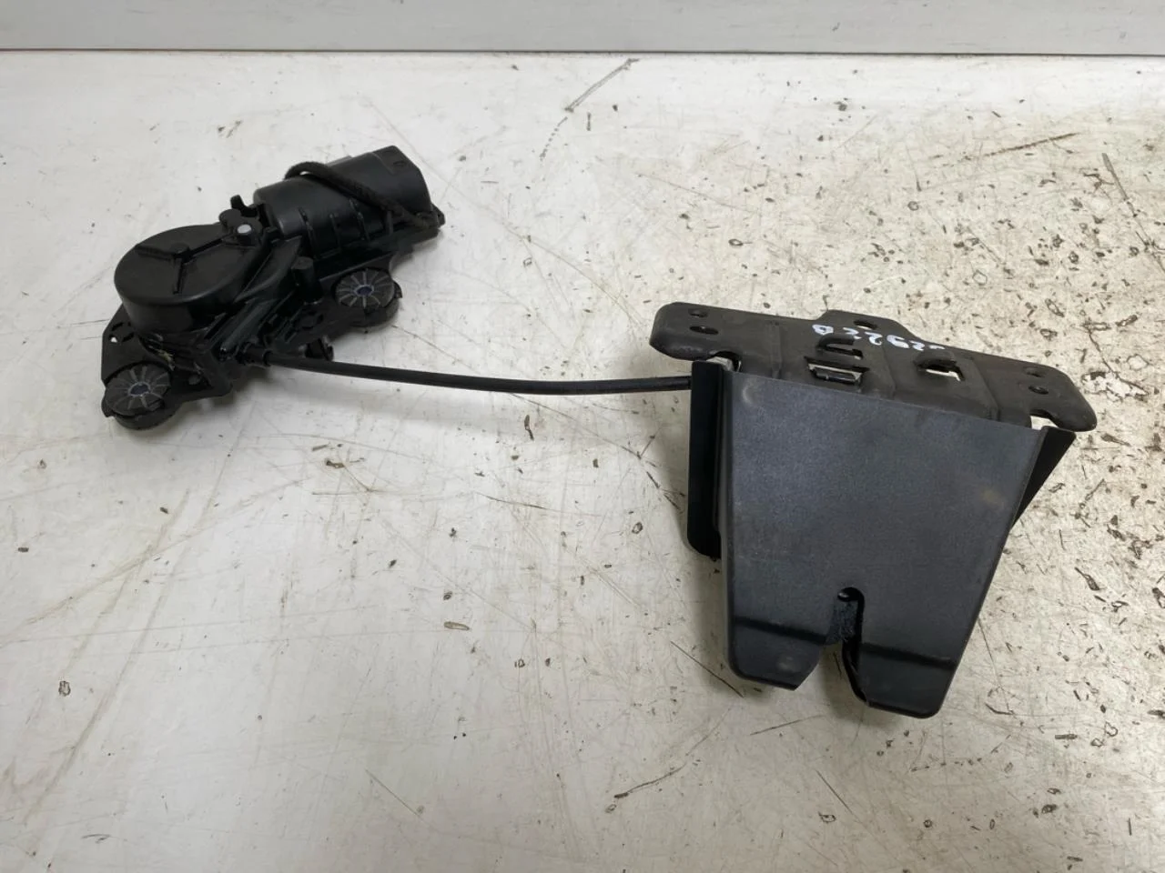 Tailgate lock