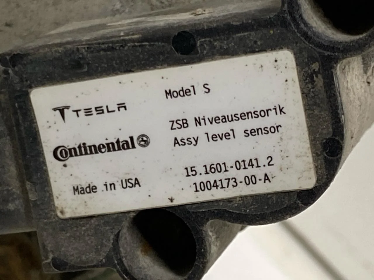 Tesla MODEL S 2013- Level control / air suspension sensor view 4