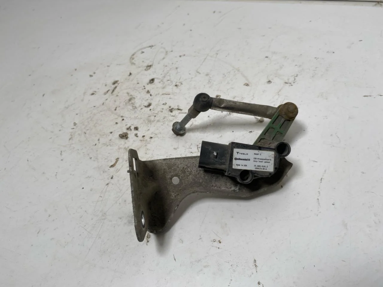 Tesla MODEL S 2013- Level control / air suspension sensor view 3